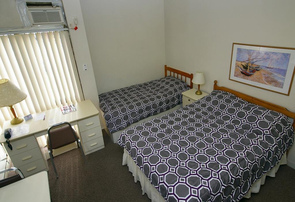 Habitación con cama doble e individual