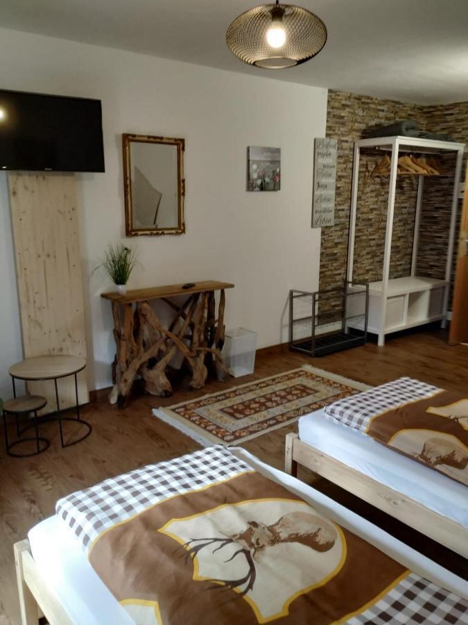 Doppel-/Zweibettzimmer mit Balkon