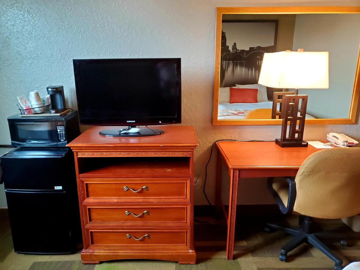 Standard Queen Room