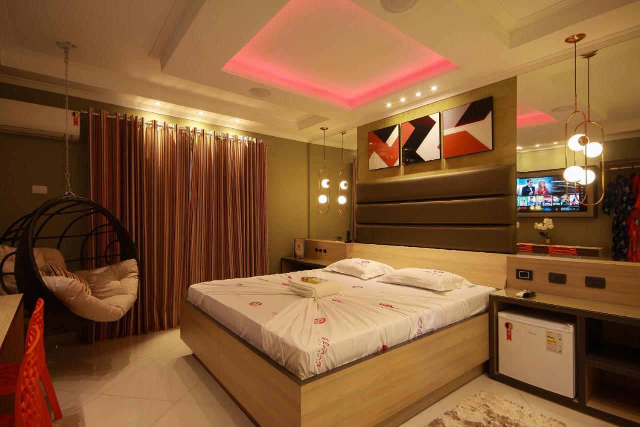 Quarto com Cama King-size e Banheira de Hidromassagem