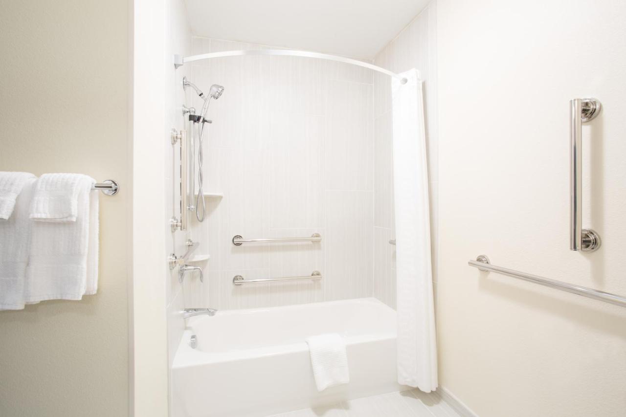 One-Bedroom Queen Room - Disability Access Tub/Non-Smoking