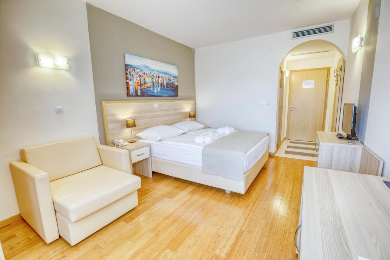 Deluxe Doppelzimmer mit seitlichem Meerblick