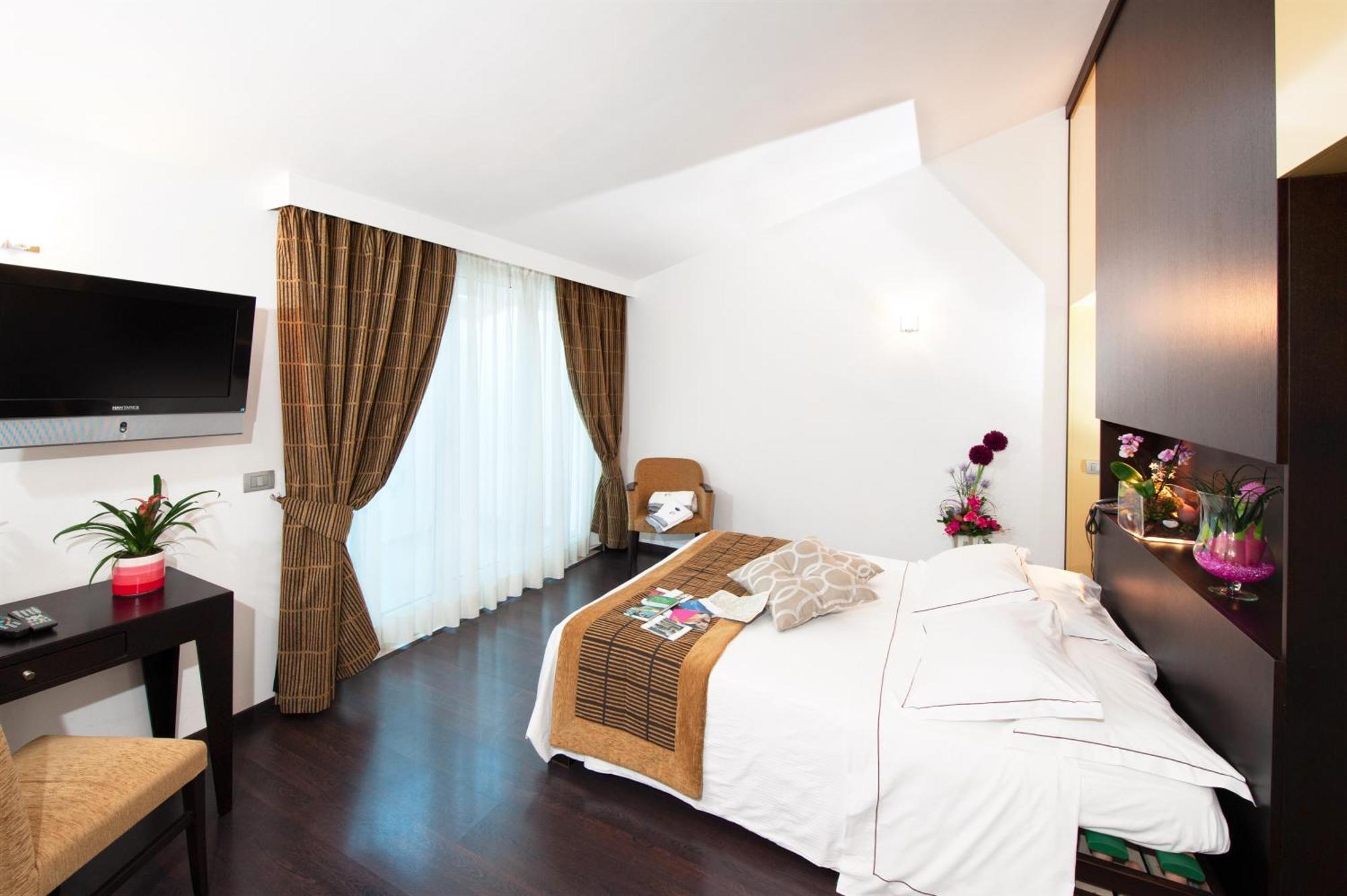 Junior Suite (4 Adults),691073010:JPEG