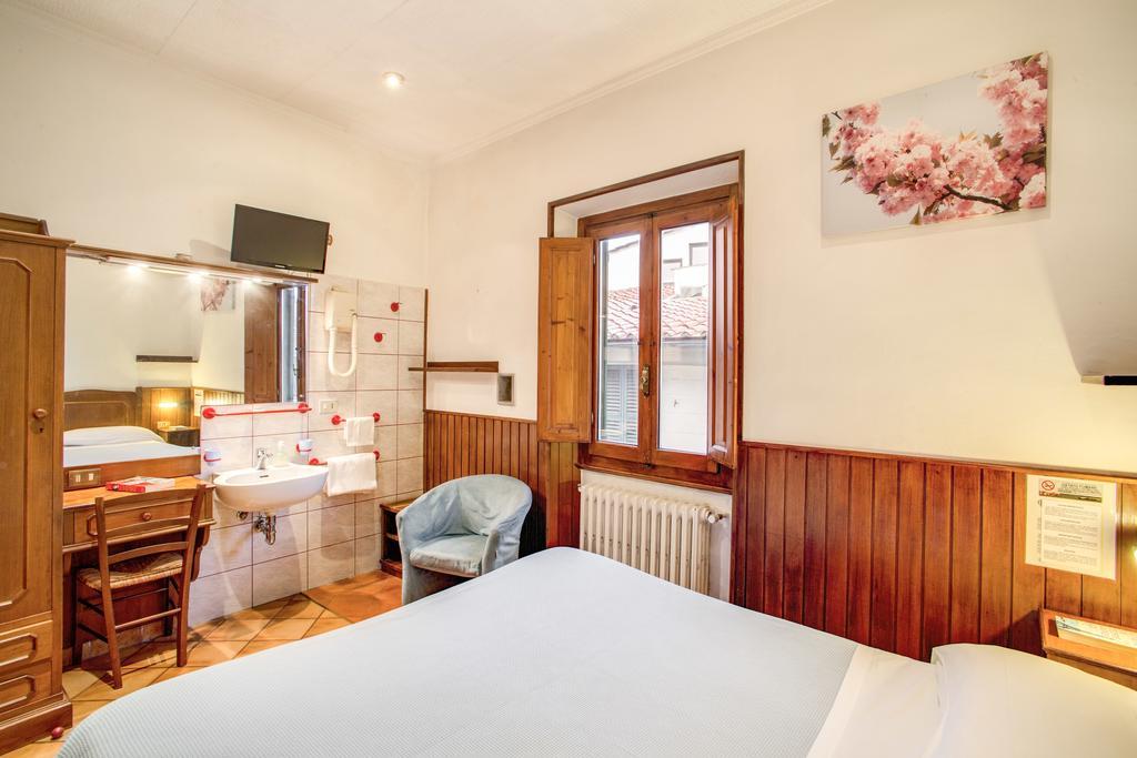 Chambre Double ou Lits Jumeaux avec Salle de Bains Commune