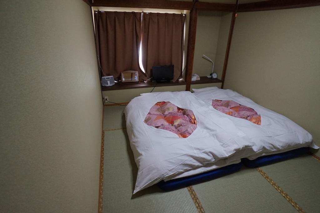 Chambre Lits Jumeaux avec Salle de Bains Commune