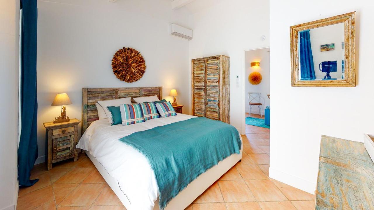 Chambre Lit Queen-Size - Vue sur Piscine