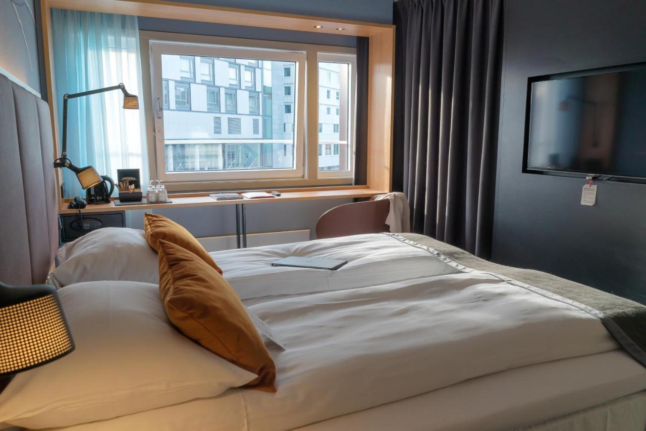 Habitación con cama extragrande.