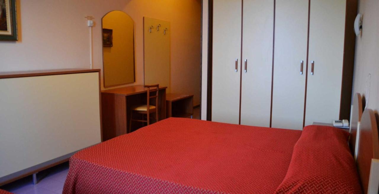 Large Double or Twin Room,1372445408:JPEG