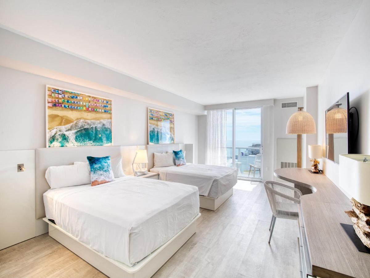 Standard Zimmer mit 2 Queensize-Betten und Meerblick