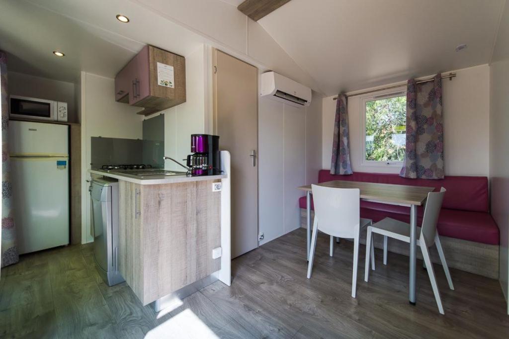 Mobile Home Provence – 6 personnes, 3 chambres, climatisation, Tv, lave-vaisselle, terrasse couverte