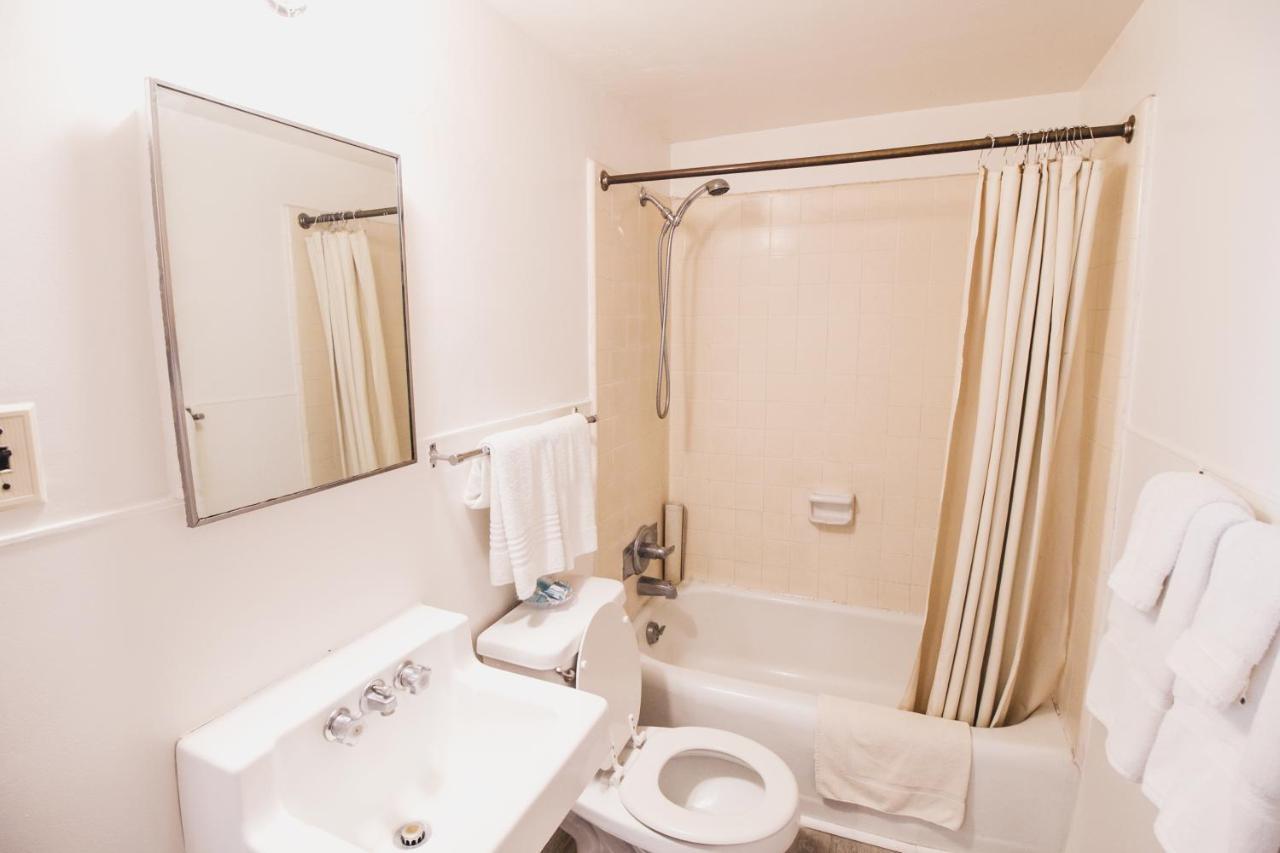 2 Bedroom Suite King and 2 Queens with Full Kitchen