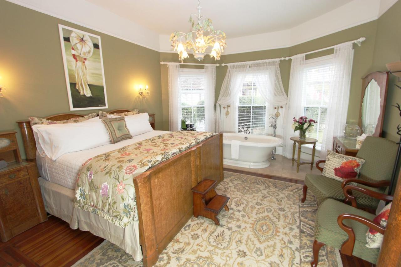 King Room with Bay Window - Caroline