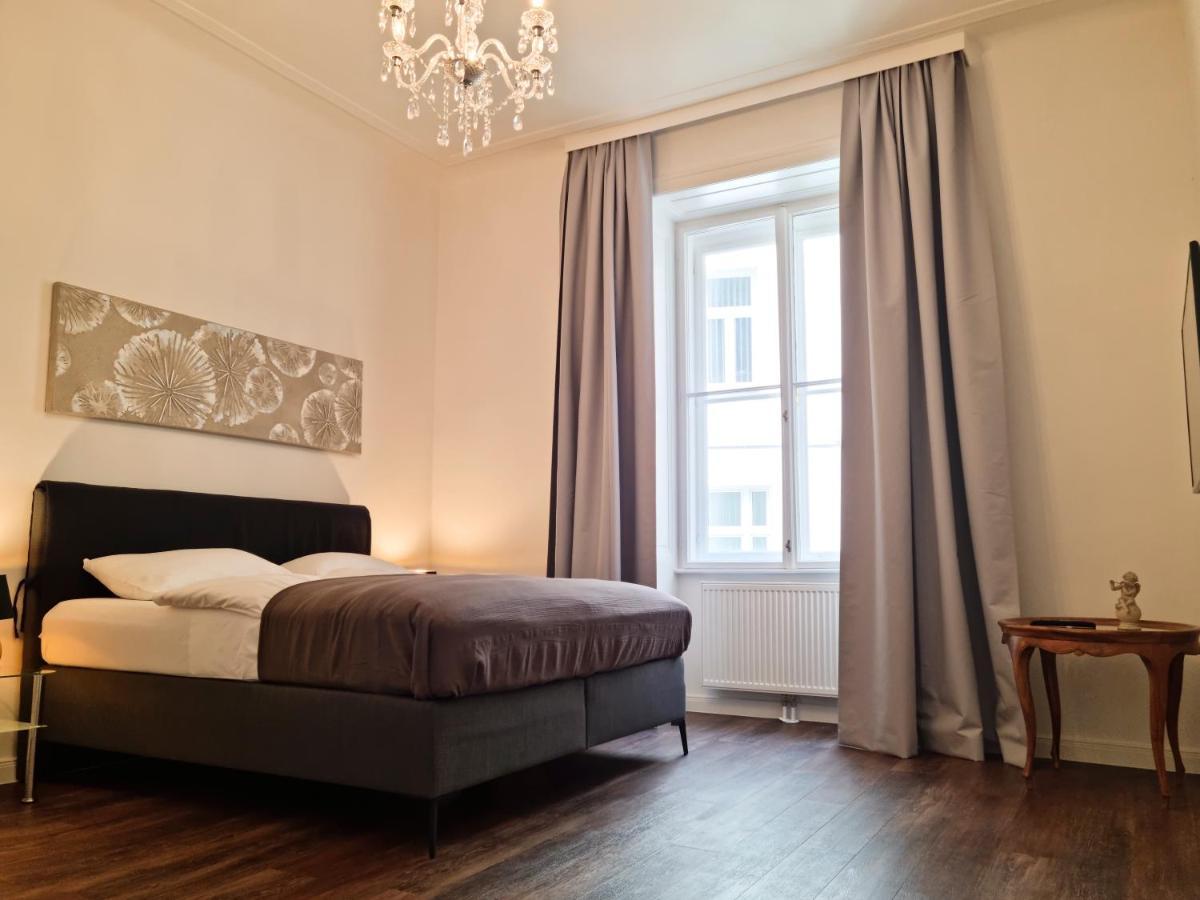 Quarto Familiar com Vista da Rua