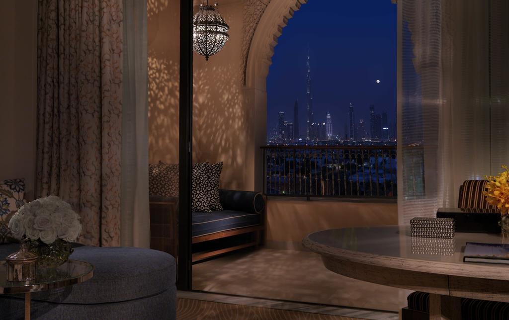 Dubai Premium Skyline Zimmer mit Kingsize-Bett