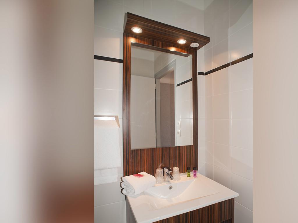 Chambre Double avec Balcon - Vue Latérale sur Mer