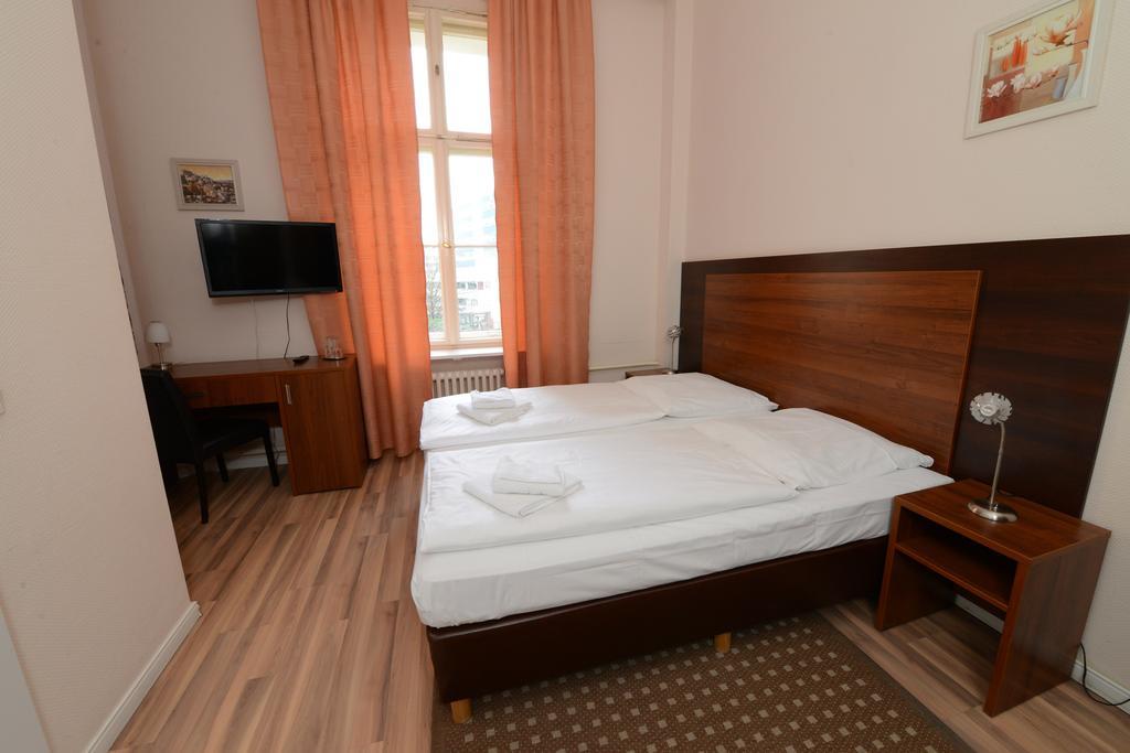 Doppel- oder Zweibettzimmer