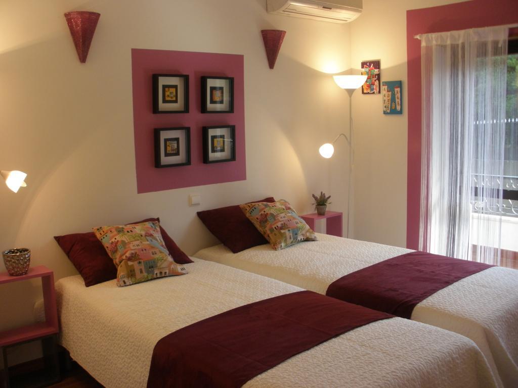 Tweepersoonskamer met 2 Aparte Bedden en een Extra Bed