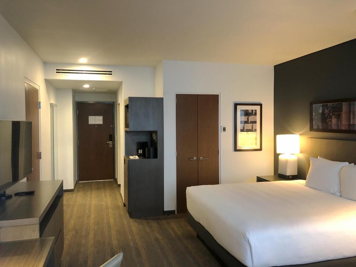 Quarto com Cama King-size e Chuveiro Acessível a Cadeirantes - Unidade Acessível para Hóspedes com Mobilidade Reduzida