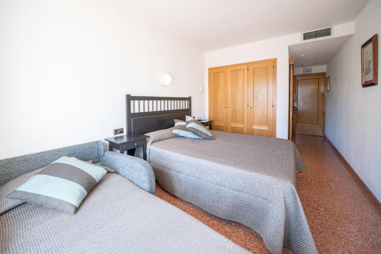 Chambre Triple (2 Adultes & 1 Enfant)