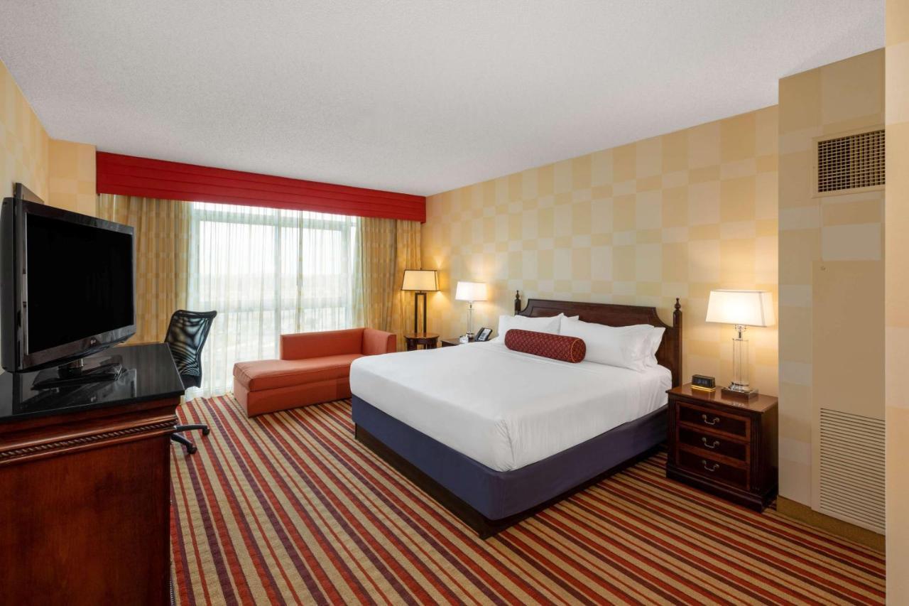 1 King Bed, Club Floor, Non-Smoking