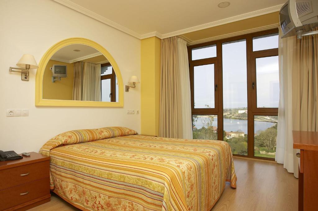 Habitación con cama grande y vistas al mar