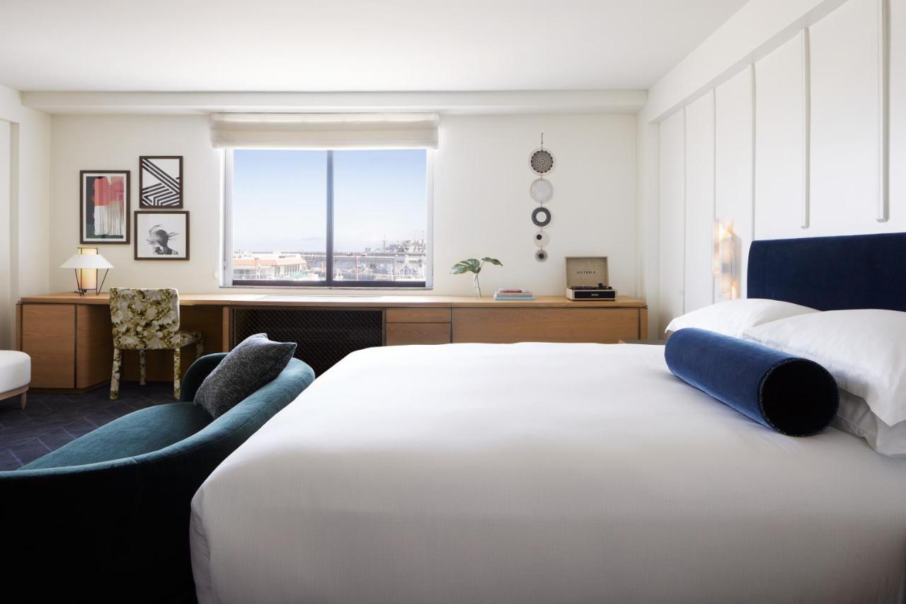 Premium Zimmer mit Kingsize-Bett, Badewanne, ebenerdiger Dusche und Buchtblick