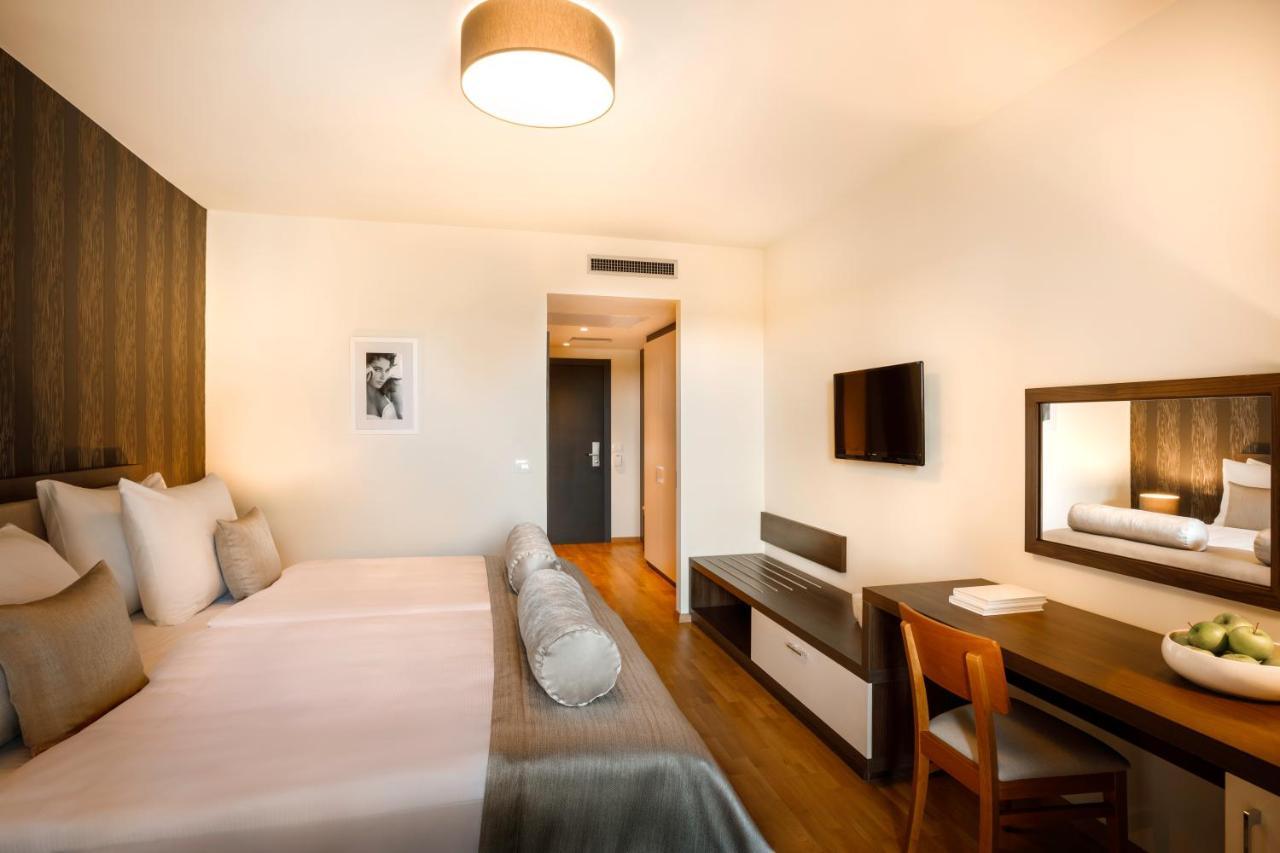 Standard Doppelzimmer mit Balkon und Parkblick