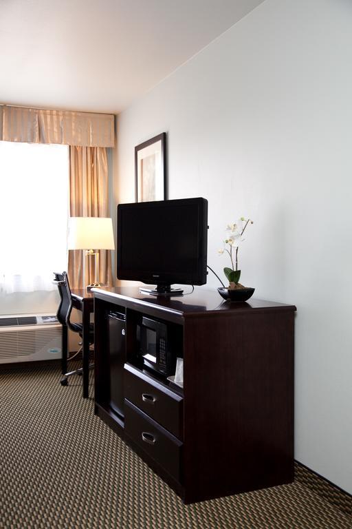 King Room with Roll-in Shower - Mobility Access/Non-Smoking
