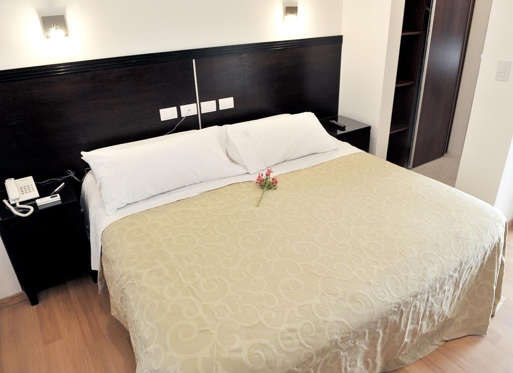 Quarto com Cama de Casal ou 2 de Solteiro
