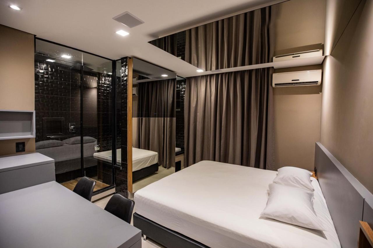 Suíte com Cama King-size e Banheira de Hidromassagem