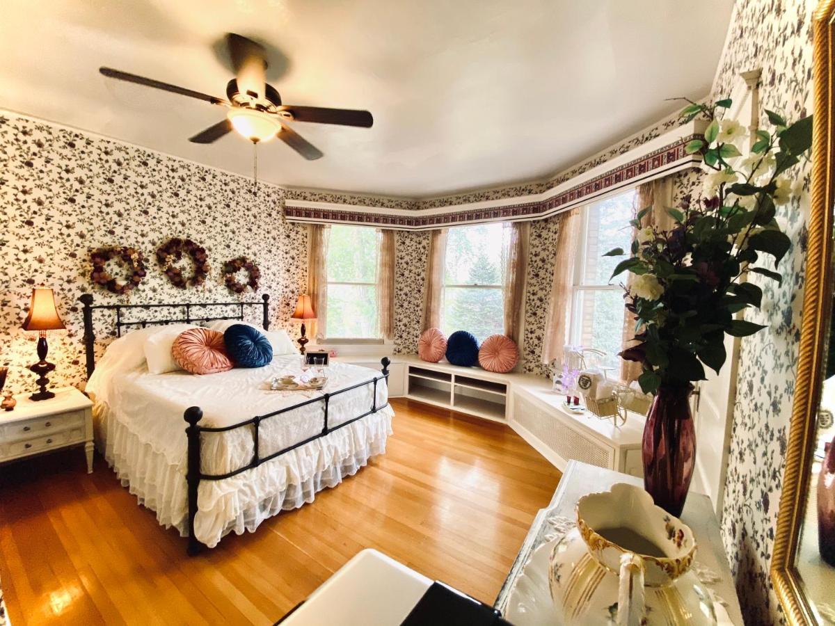 Deluxe Queen Suite