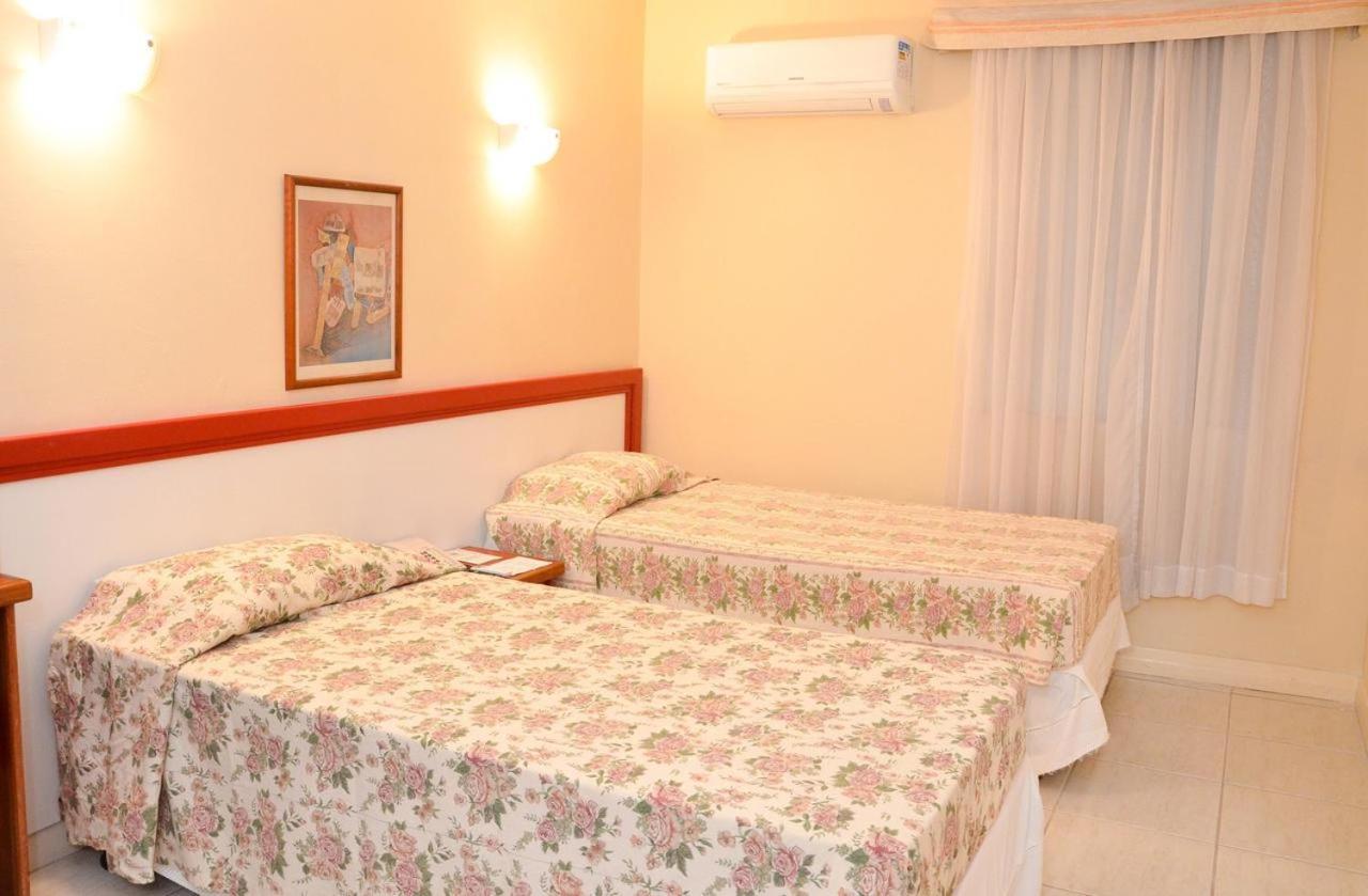 Quarto Econômico com 2 Camas de Solteiro