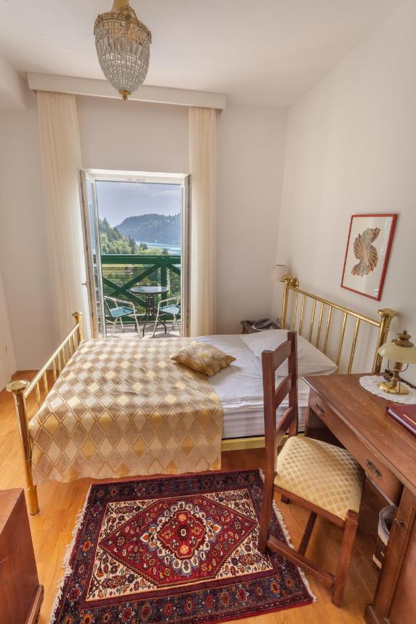 Camera Singola con Balcone e Vista Lago