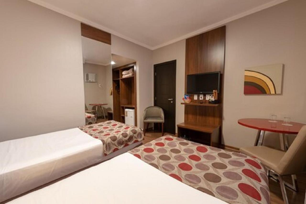 Quarto Superior com 2 Camas de Solteiro Vista da Cidade