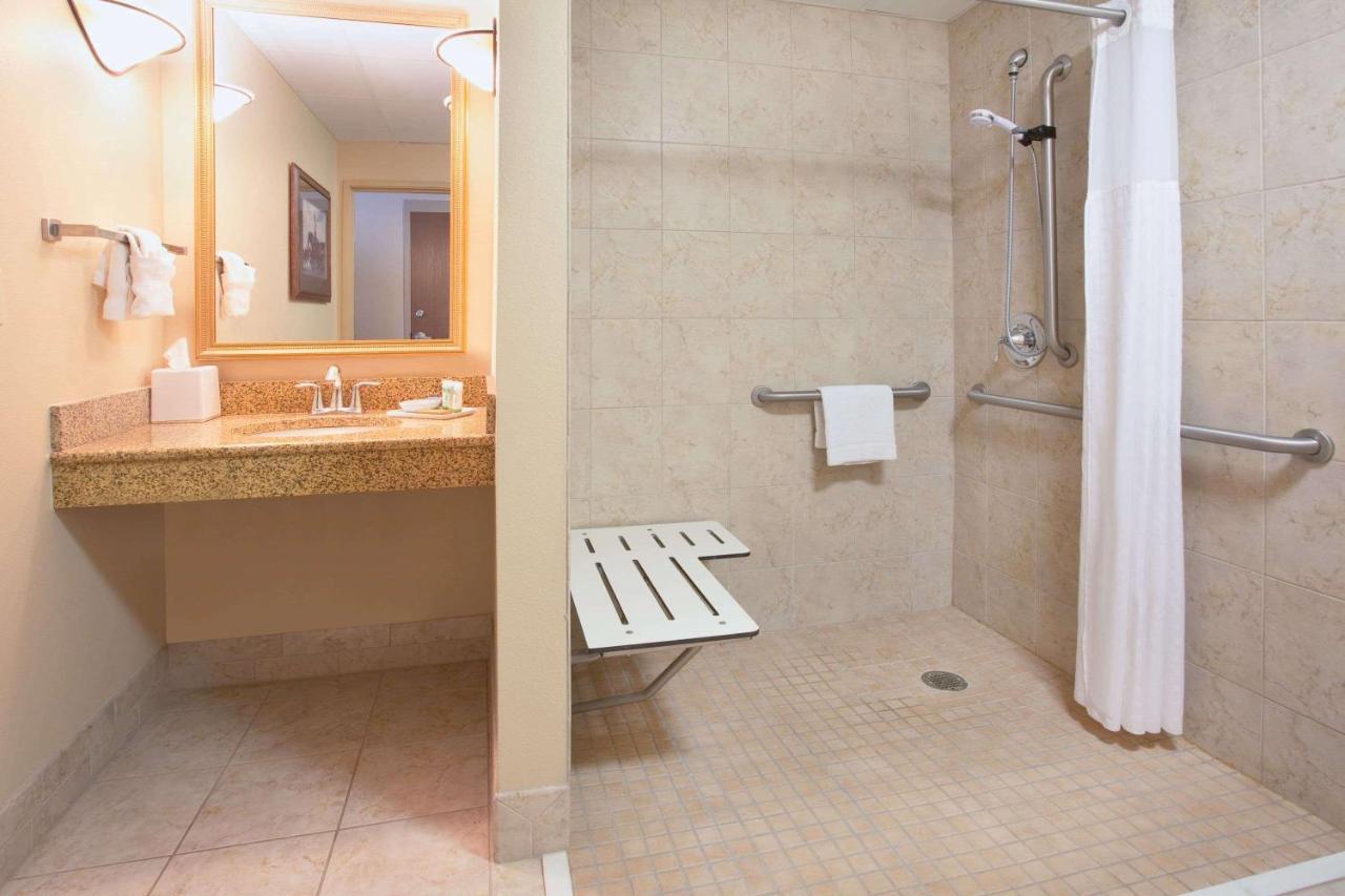 Deluxe King Room - Mobility Access/Non-Smoking