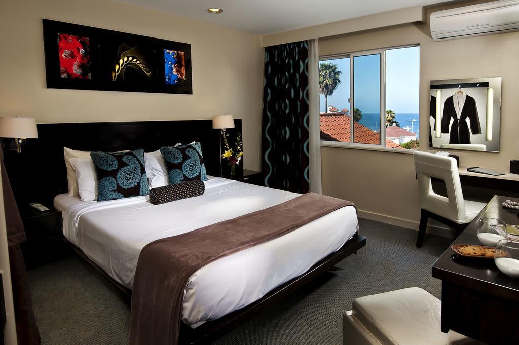 Standard Room with Partial Ocean View