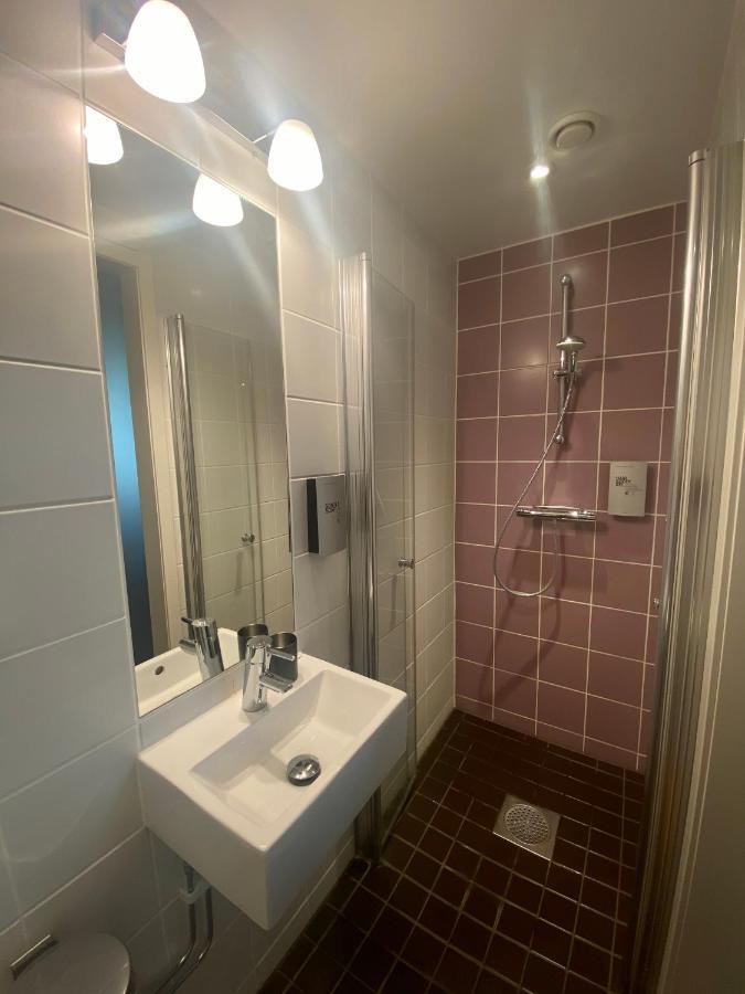 Kleine Tweepersoonskamer met 2 Aparte Bedden