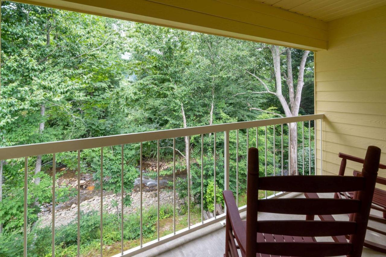Queen Room with Two Queen Beds and Creek View - Non-Smoking