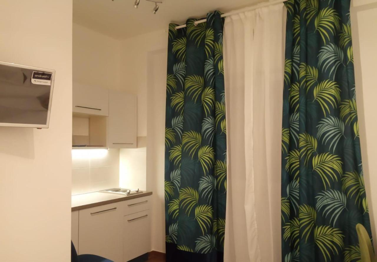 Habitación con cama grande y vistas al jardín