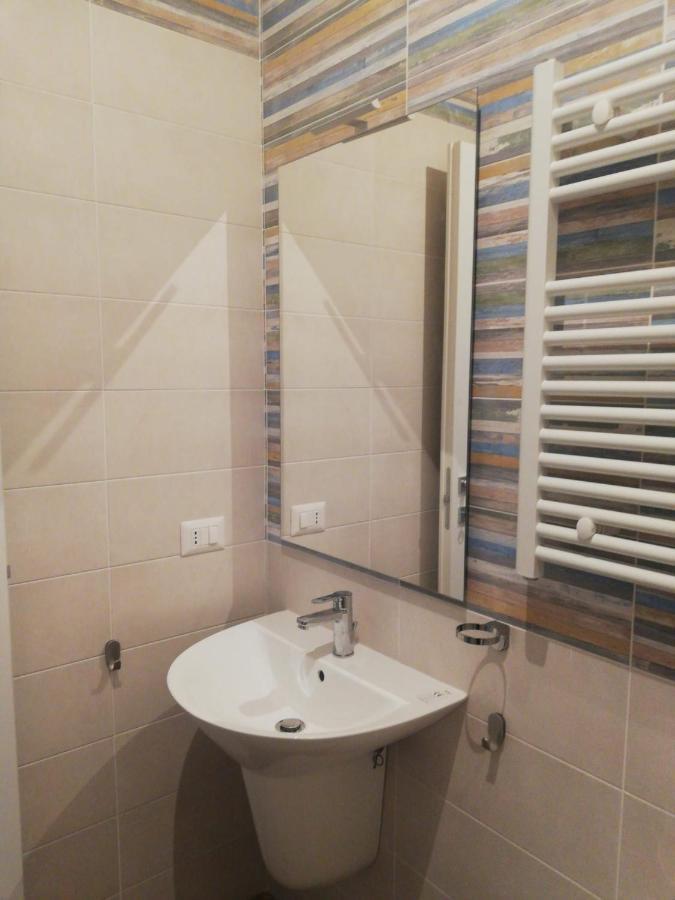 Habitación con cama extragrande y balcón