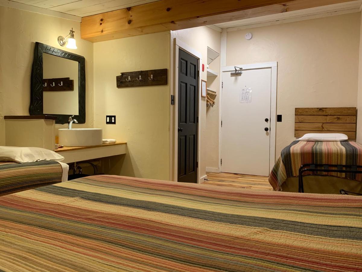 Family Room - Queen with 2 Twin Beds