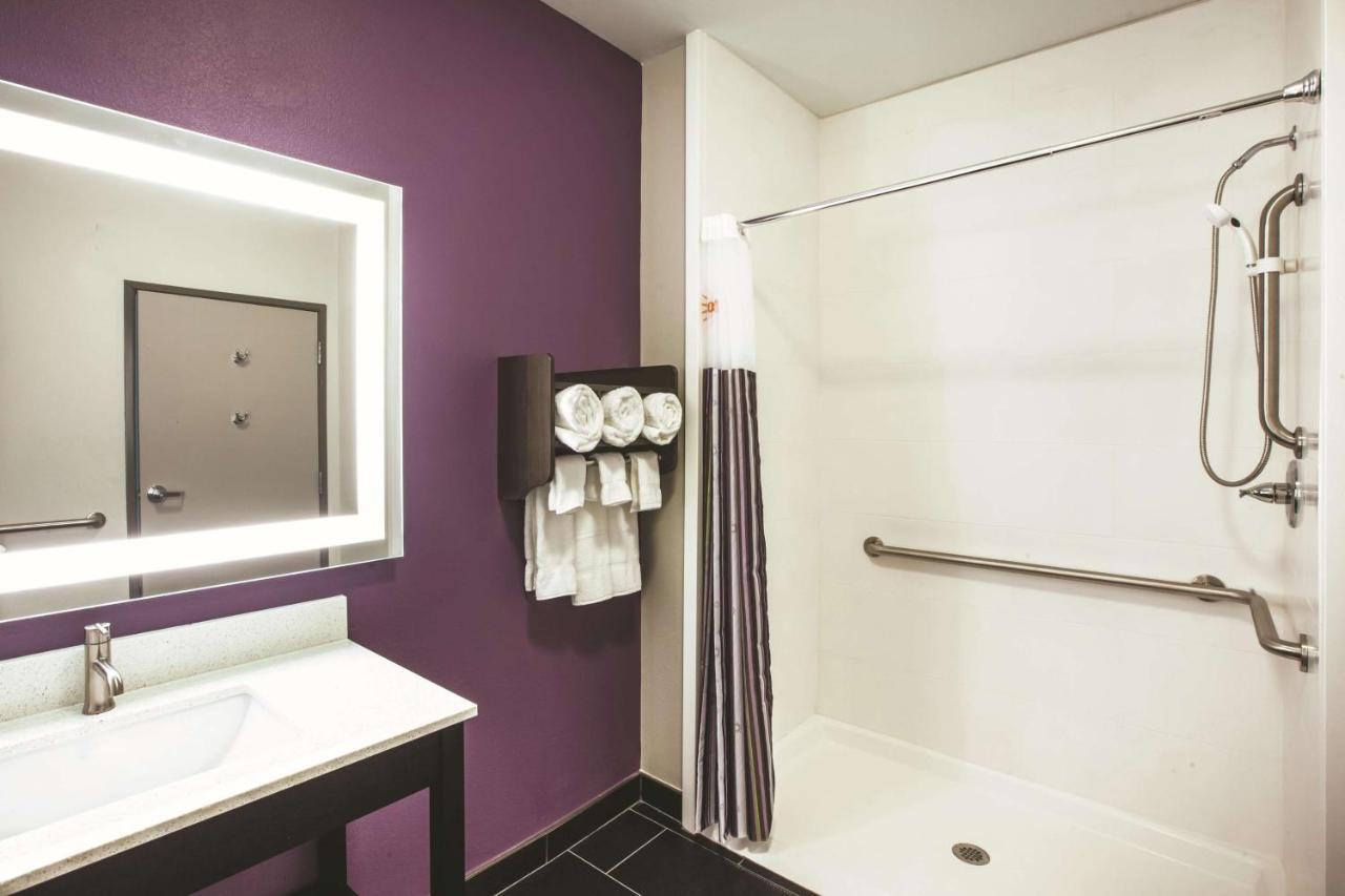 King Suite - Mobility/Hearing Accessible with Bath Tub - Non-Smoking