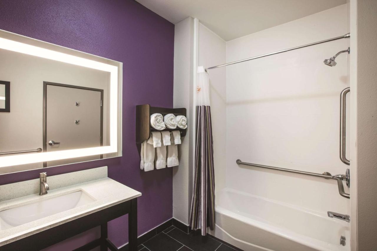 Queen Room with Two Queen Beds and Bath Tub - Mobility/Hearing Accessible - Non-Smoking