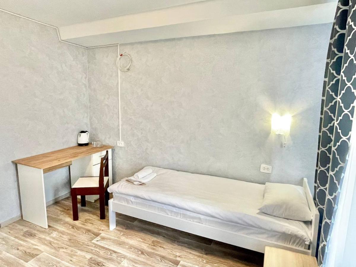 Tweepersoonskamer met 2 Aparte Bedden en Gedeelde Badkamer