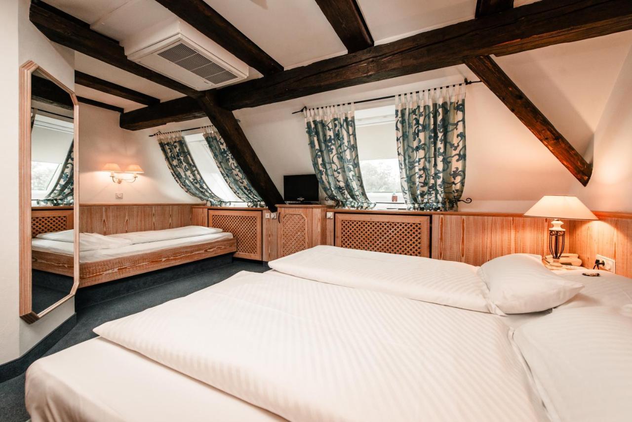 Zimmer mit Kingsize-Bett