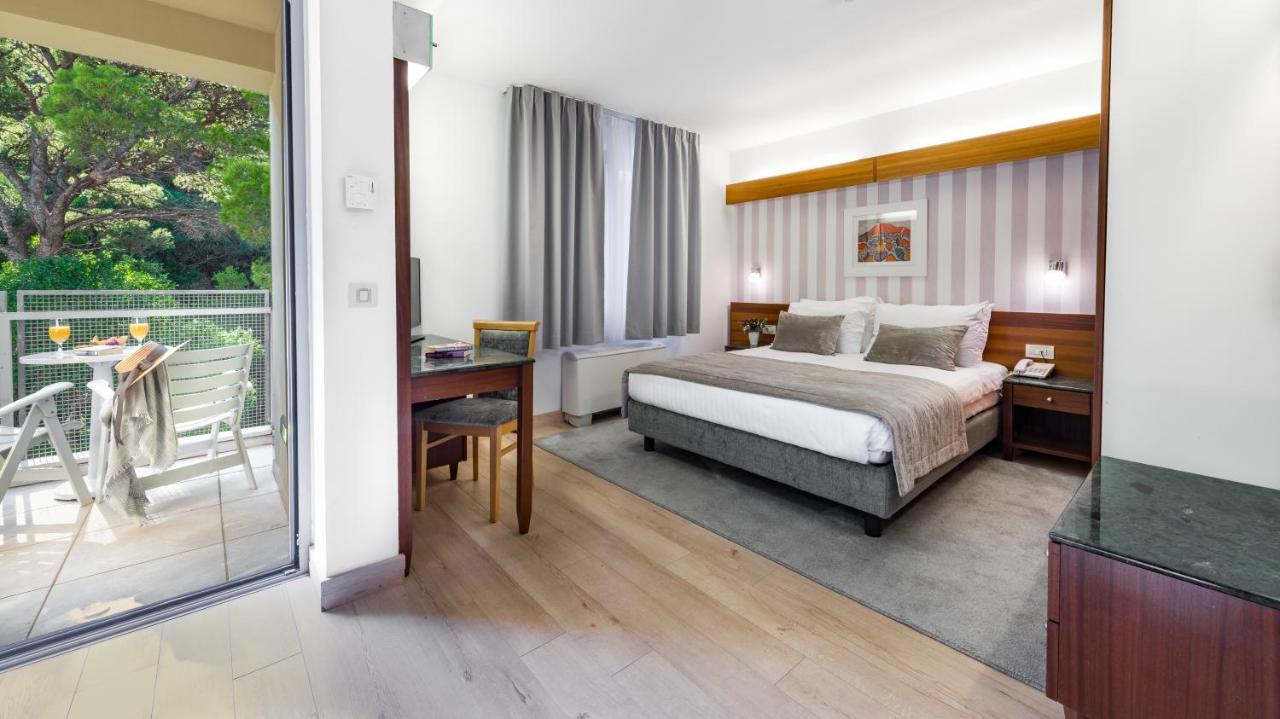Doppelzimmer mit Balkon und Parkblick