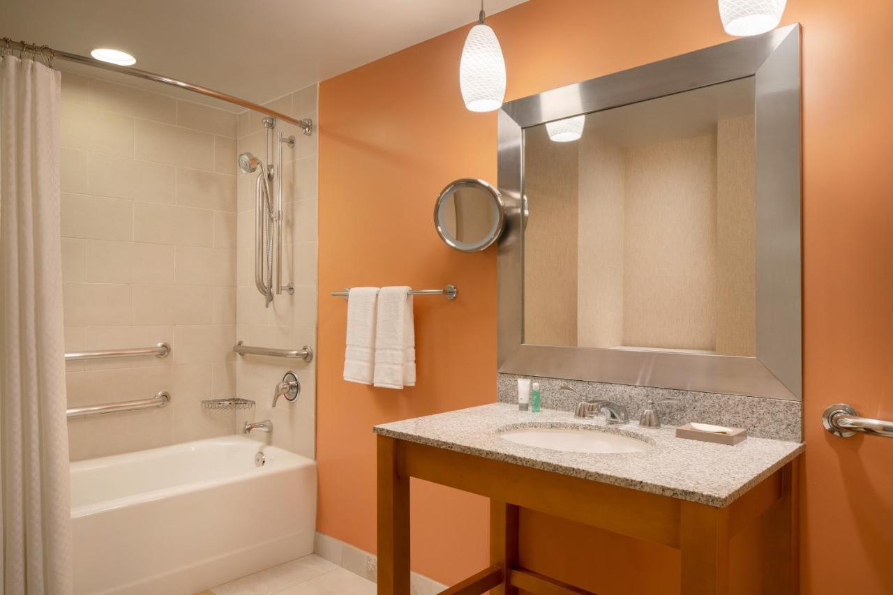 Chambre 1 Lit King-Size Accessible aux Personnes à Mobilité Réduite