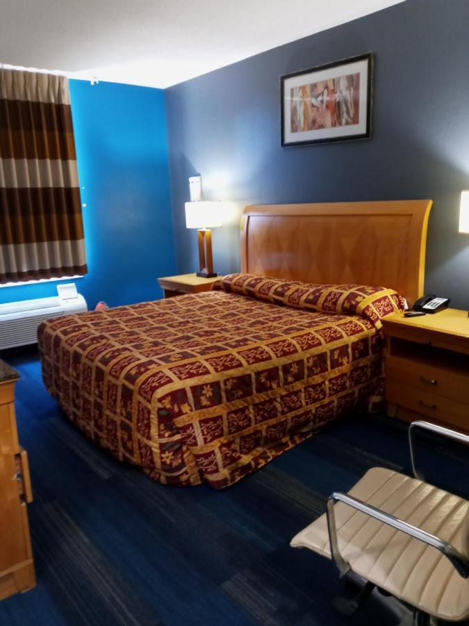King Room with Roll-In Shower - Mobility Access/Non-Smoking