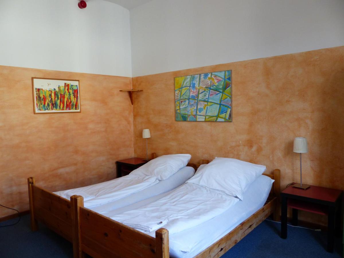 Chambre Lits Jumeaux avec Salle de Bains Commune