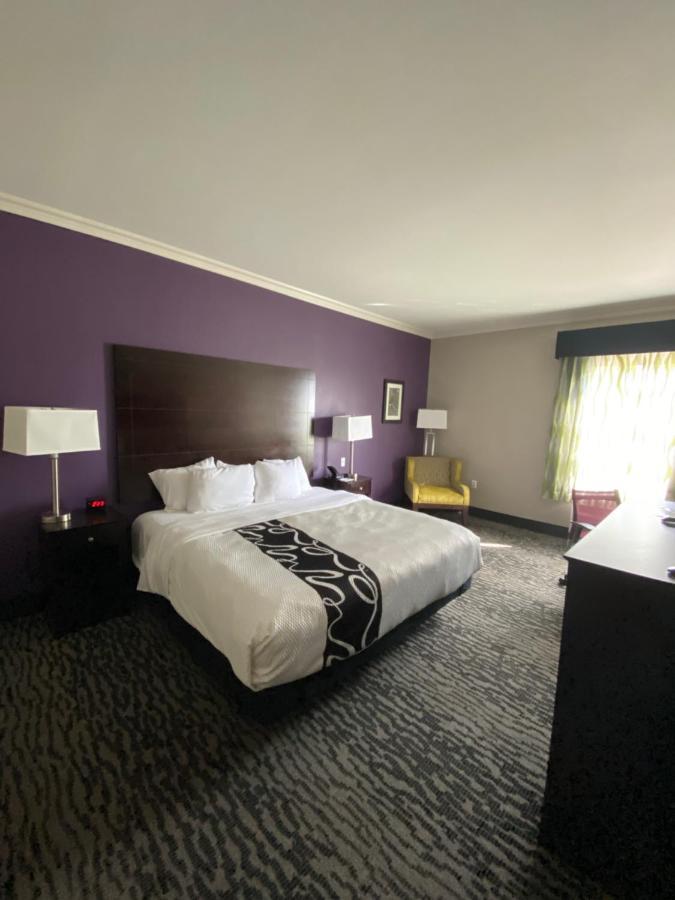 King Room with Bath Tub - Mobility/Hearing Accessible - Non-Smoking